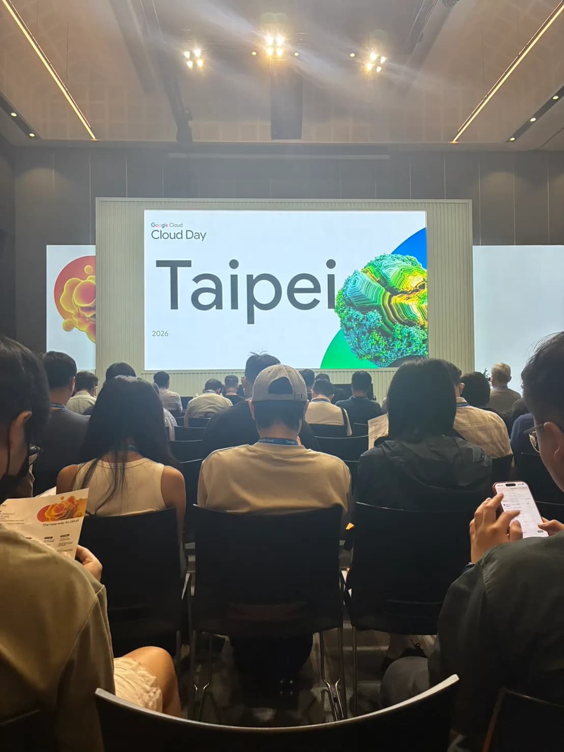 Google Cloud Day Taipei 2026 主場館現場,大螢幕投影 Cloud Day Taipei 主視覺,台下座無虛席